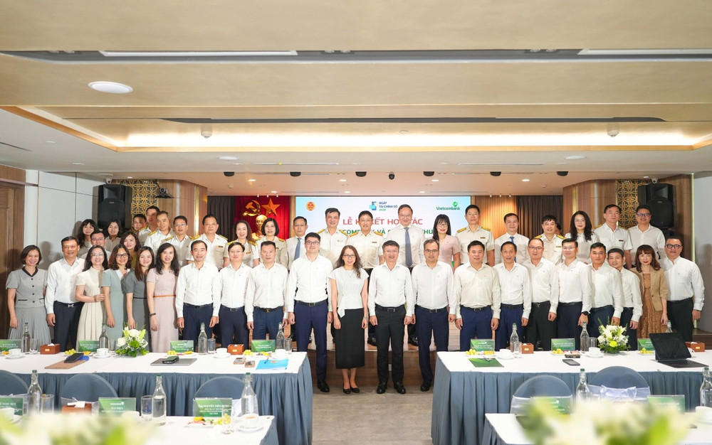 Lãnh đạo Cục Thuế, Ban lãnh đạo Vietcombank cùng đại diện lãnh đạo các chi nhánh Vietcombank trên địa bàn TP. Hà Nội chụp ảnh lưu niệm. 20260603-ndt-vcb-kyket-thue-anh-5.jpg