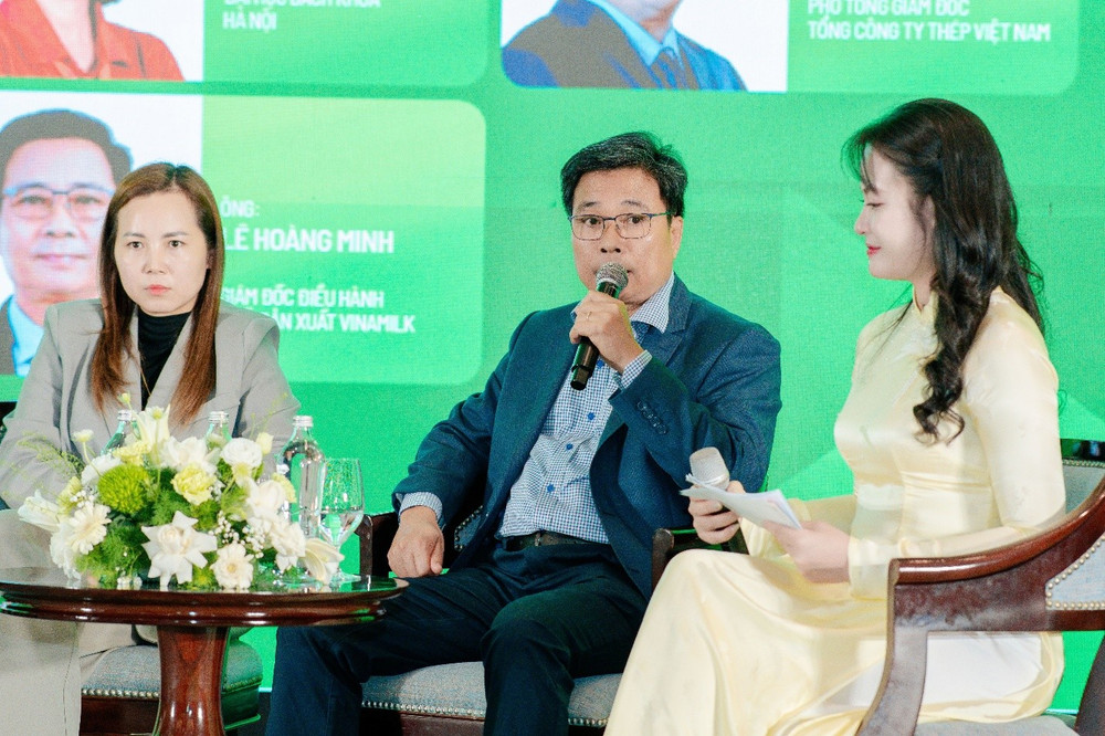 Ông Lê Hoàng Minh - Giám đốc điều hành Sản xuất kiêm Trưởng dự án Net Zero của Vinamilk - chia sẻ tại Diễn đàn quốc gia về Môi trường và Khí hậu 2026 (Ảnh: VN). Ông Lê Hoàng Minh - Giám đốc điều hành Sản xuất kiêm Trưởng dự án Net Zero của Vinamilk - chia sẻ tại Diễn đàn quốc gia về Môi trường và Khí hậu 2026 (Ảnh: VN).