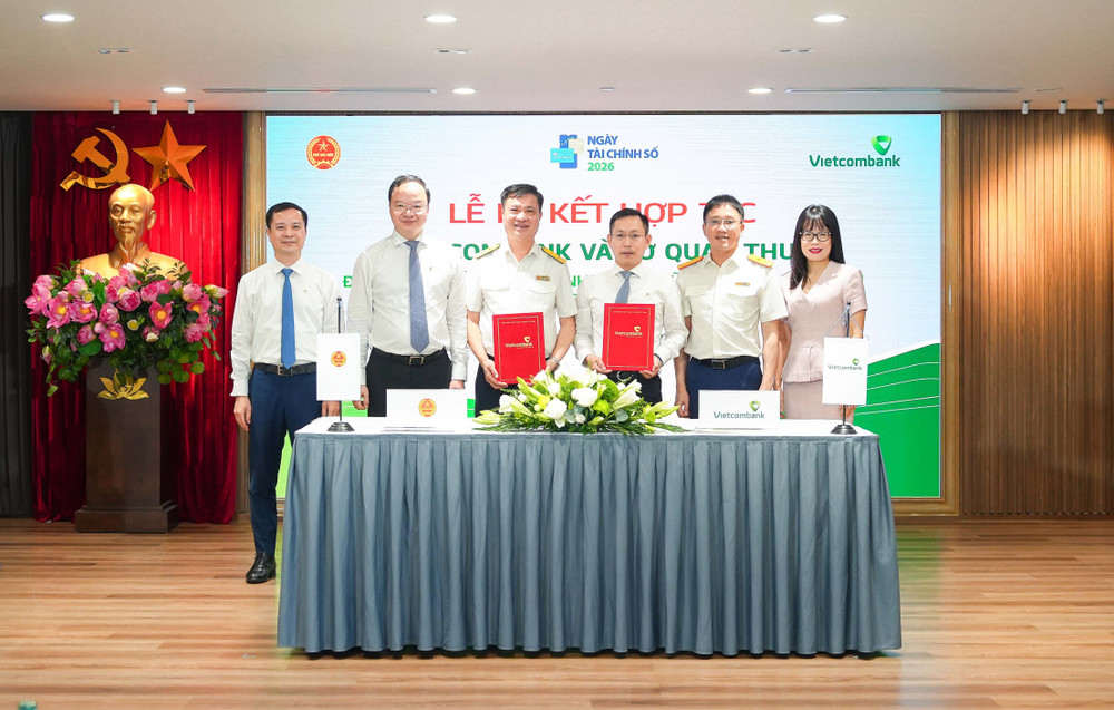 Lãnh đạo Cục Thuế, Ban lãnh đạo Vietcombank cùng đại diện lãnh đạo các chi nhánh Vietcombank trên địa bàn TP. Hà Nội chụp ảnh lưu niệm 20260603-ndt-vcb-kyket-thue-anh-4.jpg