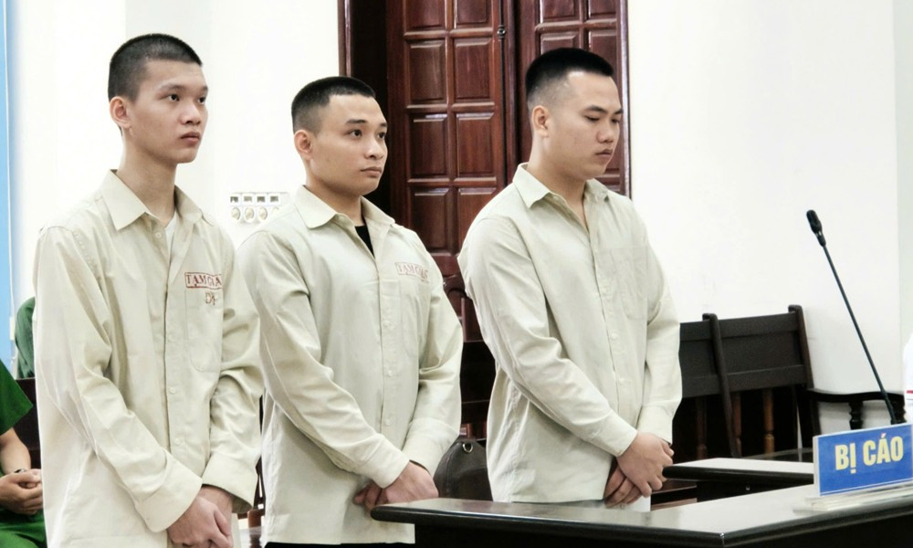 3 bị cáo lần lượt từ trái qua: Lê Việt Hoàng, Nguyễn Văn Tới và Vũ Quang Quỳnh tại tòa. Ảnh: Tuấn Dương. bi-cao.jpg