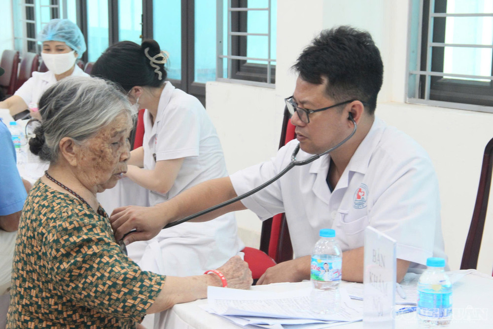 Từ ngày 1/7, người bệnh khám chữa bệnh ngoại trú tại một số cơ sở y tế cấp cơ bản và cấp chuyên sâu, tùy theo loại hình cơ sở đã được cơ quan có thẩm quyền xác định, sẽ được quỹ BHYT chi trả 50%. clo_br_z7856211230611-c0ce83899aa87bf538e81eec93a17c1f.jpg