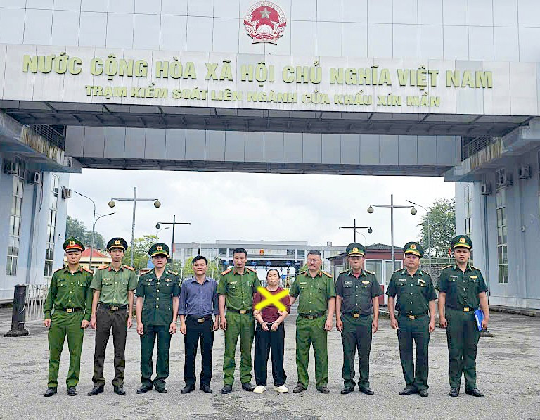 phong-canh-sat-dieu-tra-toi-pham-ve-ma-tuy-cong-an-tinh-lai-chau-phoi-hop-voi-cong-an-xa-xin-man-va-don-bien-phong-cua-khau-xin-man-tinh-tuyen-quang-bat-giu-sung-thi-so.jpg
