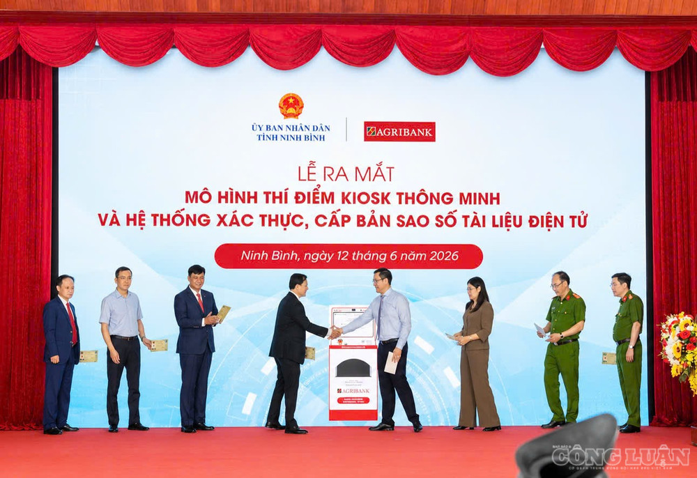 Các đại biểu thực hiện nghi thức ấn nút Kiosk thông minh và hệ thống xác thực, cấp bản sao số tài liệu điện tử. clo_br_mo-hinh4.jpg