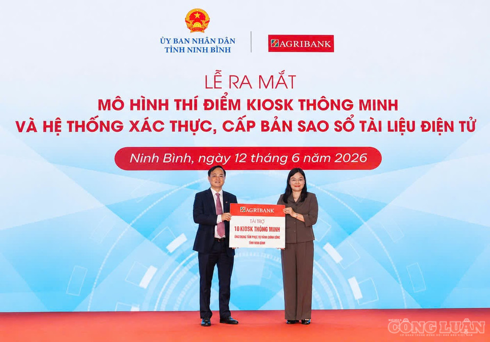 Đại diện ngân hàng Agribank trao bảng tượng trưng tài trợ 10 Kiosk thông minh cho lãnh đạo tỉnh Ninh Bình. clo_br_mo-hinh5.jpg