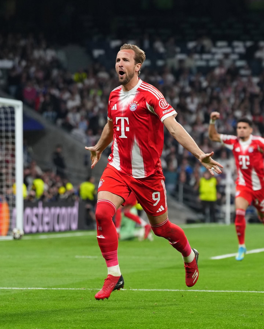 Harry Kane không chỉ giỏi ghi bàn, mà còn tạo ra nhiều cơ hội cho đồng đội. Ảnh: FBNV anh-7.jpg