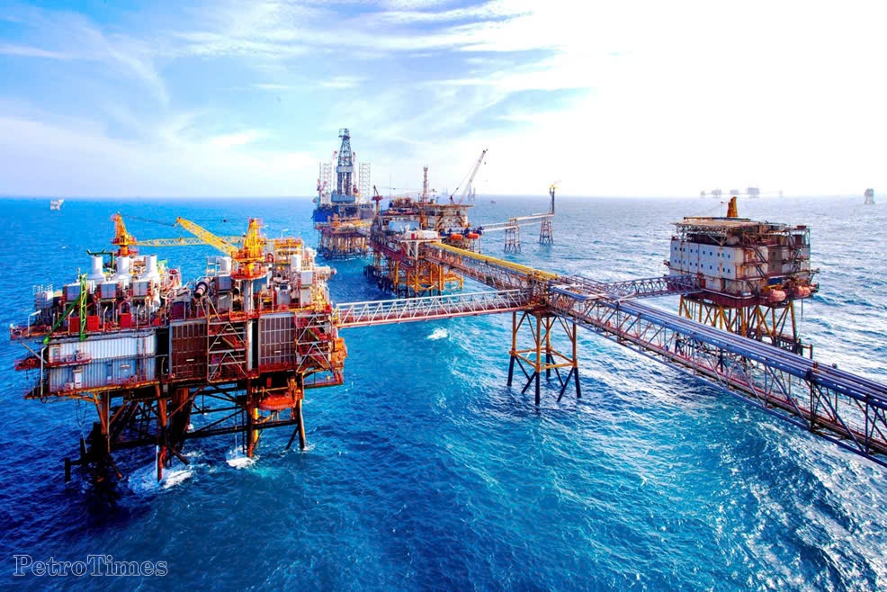 Petrovietnam trong giai đoạn tới là thực hiện mục tiêu kép: vừa tiếp tục phát huy hiệu quả các lĩnh vực truyền thống, vừa chủ động, linh hoạt mở rộng sang các lĩnh vực năng lượng mới. Petrovietnam trong giai đoạn tới là thực hiện mục tiêu kép: vừa tiếp tục phát huy hiệu quả các lĩnh vực truyền thống, vừa chủ động, linh hoạt mở rộng sang các lĩnh vực năng lượng mới.