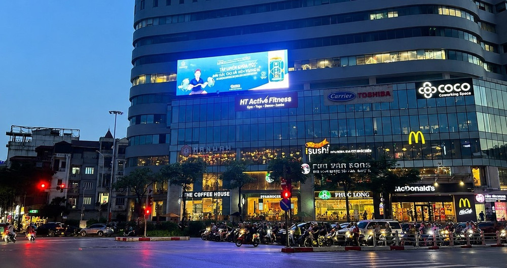 Ánh sáng mạnh cùng hình ảnh chuyển động liên tục từ các màn hình LED đang làm dấy lên những lo ngại về nguy cơ gây xao nhãng đối với người tham gia giao thông. Ảnh Anh Thơ. 3-tho.jpg
