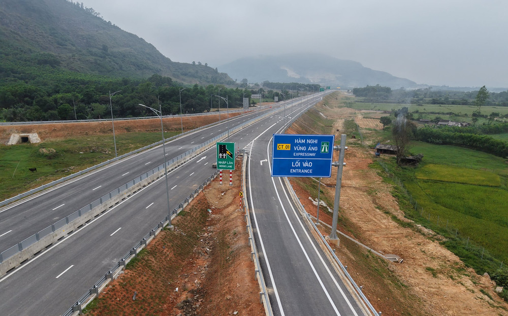 Hình ảnh lối vào cao tốc Hàm Nghi - Vũng Áng tại nút giao Quốc lộ 12C. Ảnh: Ngọc Hải. cao-toc-ham-nghi-c195b13440bc8c0fd262f00a401a307e.jpg