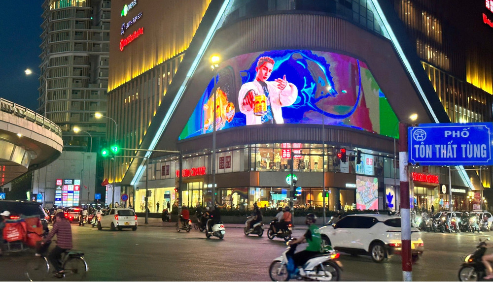 Nhiều vị trí đắc địa trong thành phố được khai thác cho hoạt động quảng cáo ngoài trời. Ảnh: Anh Thơ 2-tho.jpg