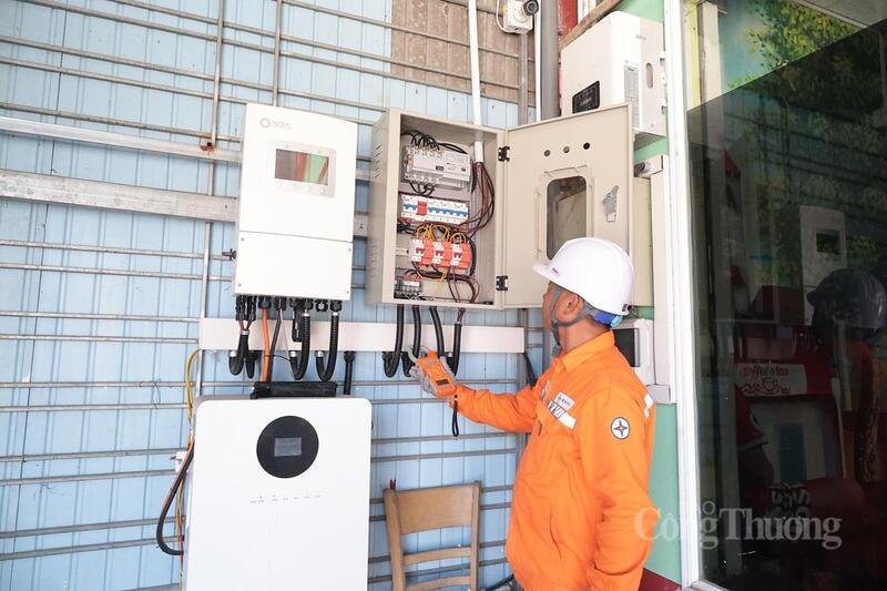 Nhân viên Công ty Điện lực Hà Tĩnh trực tiếp xuống từng địa bàn để tháo gỡ vướng mắc cho người dân về mặt thủ tục và kỹ thuật. Ảnh: Trọng Tùng