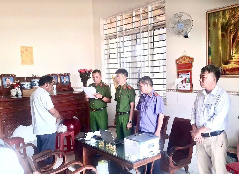 hinh-anh-cqcsdt-doc-lenh-bat-tam-giam-bi-can-do-duc-thinh.jpg