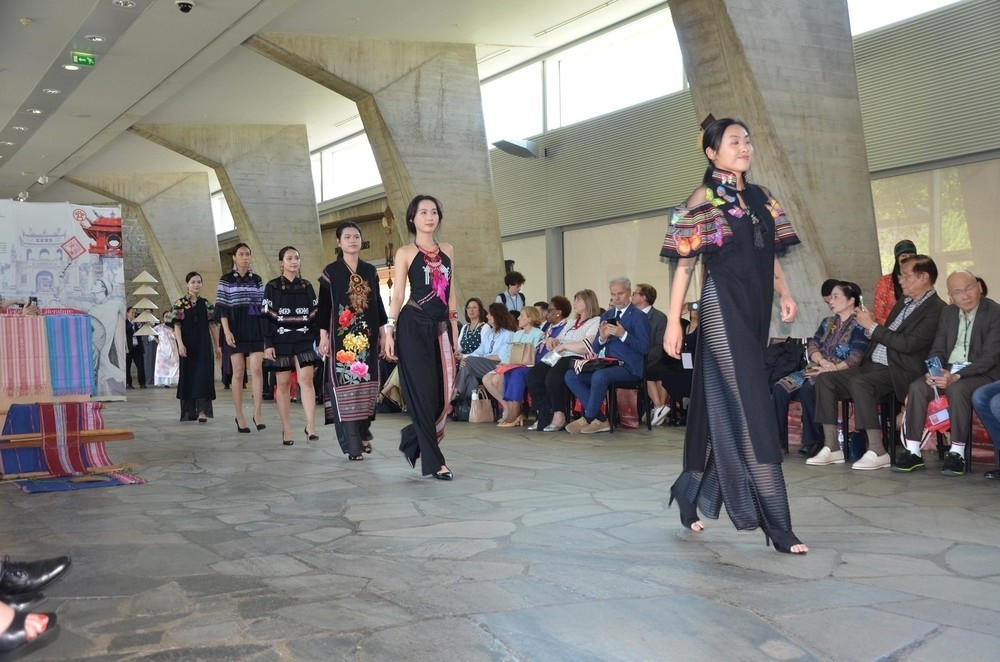 Trình diễn áo dài và trang phục Việt Nam trong chương trình văn hóa “Đạo học” tại trụ sở UNESCO, Paris, Cộng hòa Pháp. Ảnh: Hữu Chiến/TTXVN 1pr1.jpg