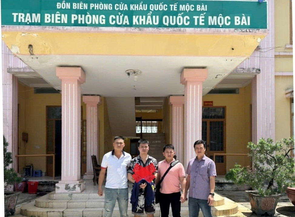 Công an xã Kiến Hải bắt giữ đối tượng truy nã nguy hiểm Nguyễn Trung Đức tại Cửa khẩu Quốc tế Mộc Bài. Ảnh: CAHP 91fdf7cd-8d0b-4d08-8799-7785db5c9ffa-a68fc112bc2b4a0e92b64e8ce4ac5ed4.jpg