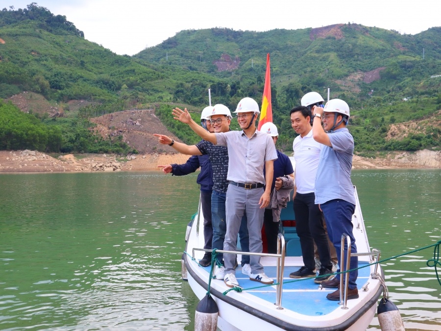 Khảo sát đầu tư dự án điện mặt trời tại hồ Thủy điện Đakđrinh
