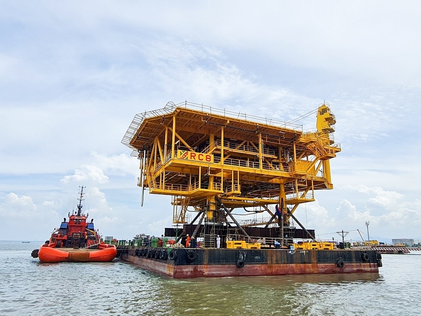 Thực hiện công tác hạ thủy khối thượng tầng RC-8 Thực hiện công tác hạ thủy khối thượng tầng RC-8
