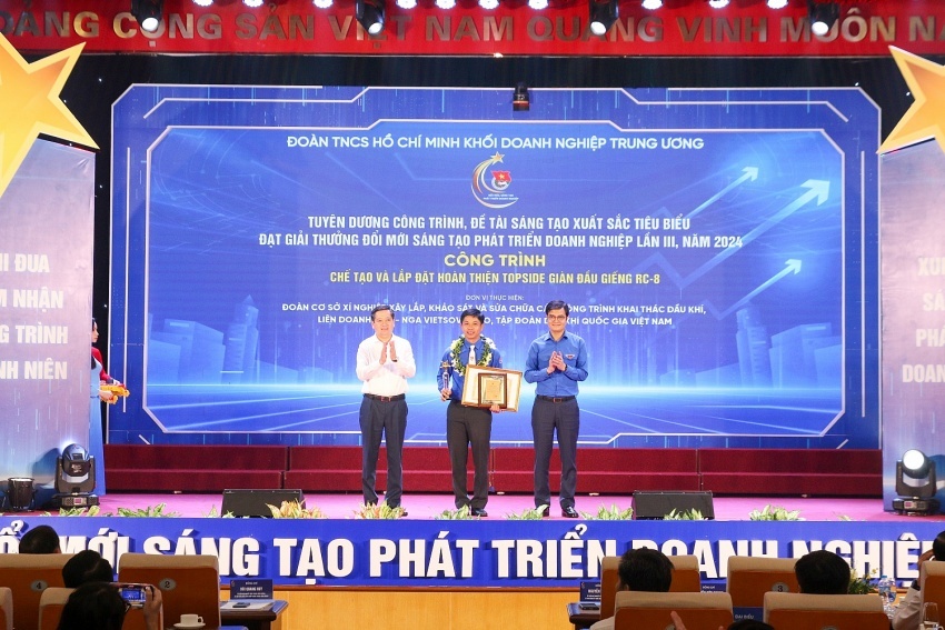 Công trình “Chế tạo và lắp đặt Topside giàn đầu giếng RC-8” đạt danh hiệu công trình xuất sắc tiêu biểu được tuyên dương tại Lễ tuyên dương, trao giải thưởng đổi mới sáng tạo phát triển doanh nghiệp lần thứ III. Công trình “Chế tạo và lắp đặt Topside giàn đầu giếng RC-8” đạt danh hiệu công trình xuất sắc tiêu biểu được tuyên dương tại Lễ tuyên dương, trao giải thưởng đổi mới sáng tạo phát triển doanh nghiệp lần thứ III.
