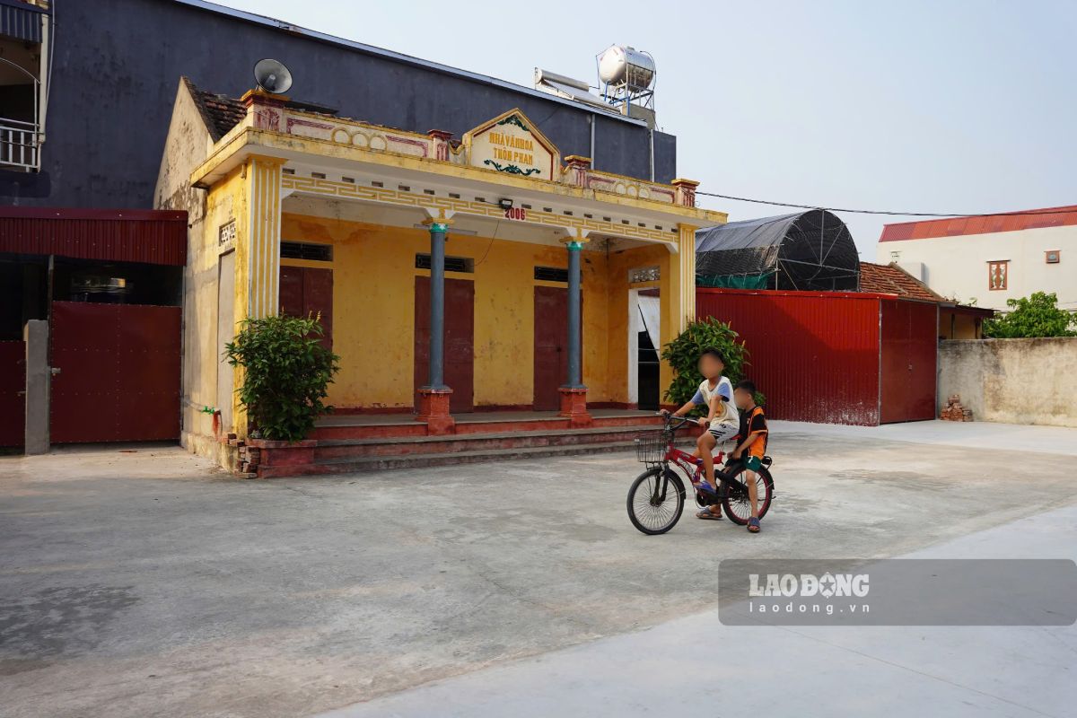 Khuôn viên nhà văn hóa cũ ở xã Hiển Khánh được chỉnh trang thành khu sinh hoạt cộng đồng. Ảnh: Lương Hà