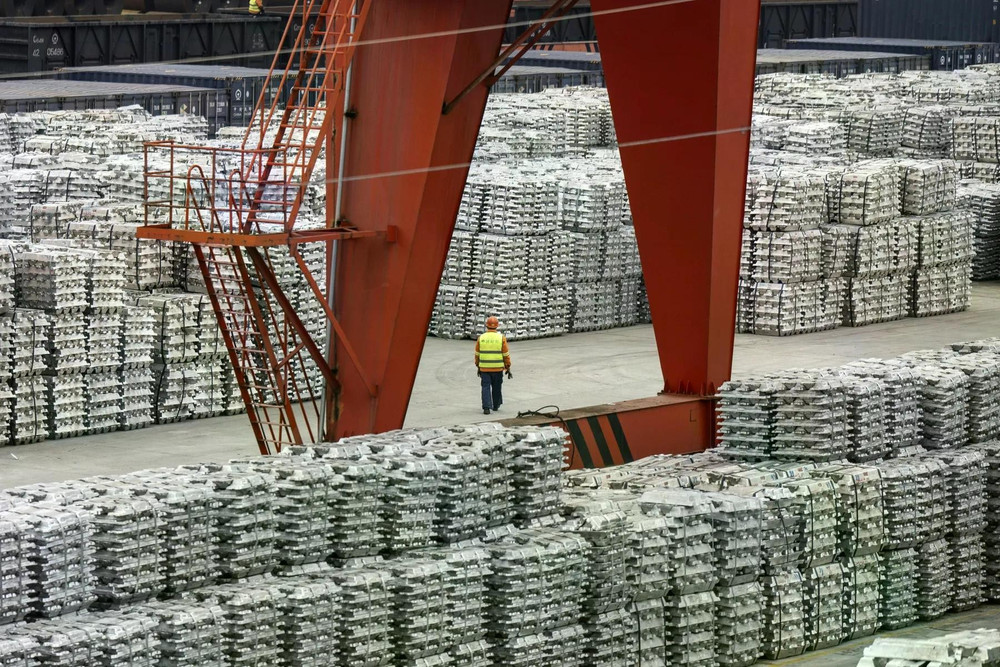 Những chồng thỏi nhôm tại một kho chứa ở Vô Tích, tỉnh Giang Tô, Trung Quốc. Ảnh: Bloomberg. 1800x1201-2.jpg