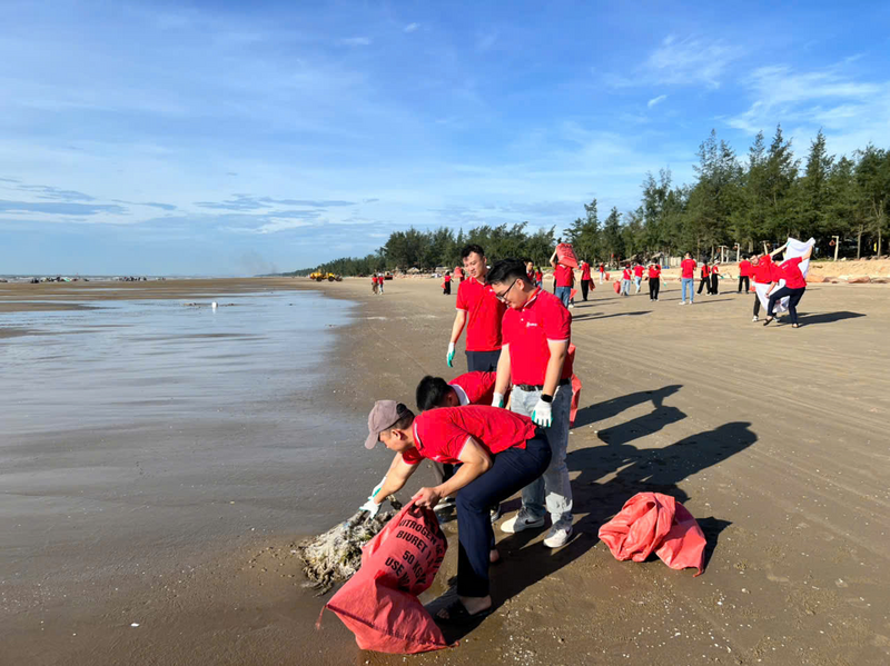Cán bộ nhân viên SeABank cùng gia đình đã đồng loạt tham gia dọn vệ sinh môi trường.