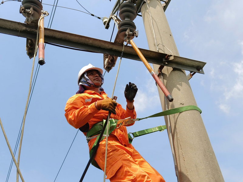 Nhân viên Điện lực Hải Dương thực hiện cải tạo, bảo dưỡng đường dây