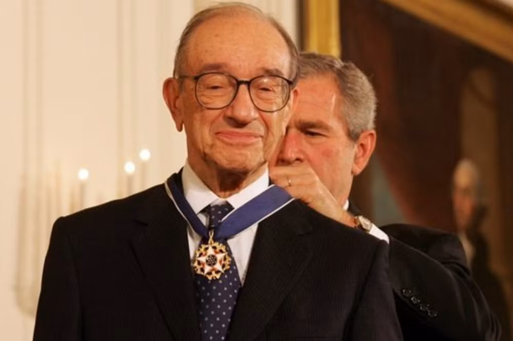 Vào năm 2005, cựu Tổng thống George W. Bush đã trao tặng Huân chương Tự do Tổng thống - huân chương dân sự cao quý nhất của Mỹ - cho ông Alan Greenspan tại Nhà Trắng. Ảnh: Public Domain anh-chup-man-hinh-2026-06-23-104046.png