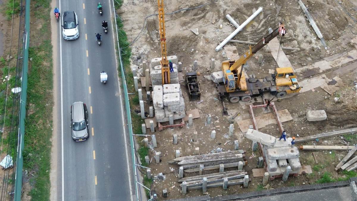 Công trường thi công nhộn nhịp, tăng tốc để đảm bảo tiến độ. Ảnh: Anh Tú