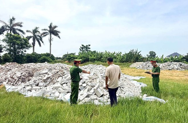 Phát hiện cơ sở đá mỹ nghệ đổ trái phép hơn 166 tấn chất thải ở Ninh Bình