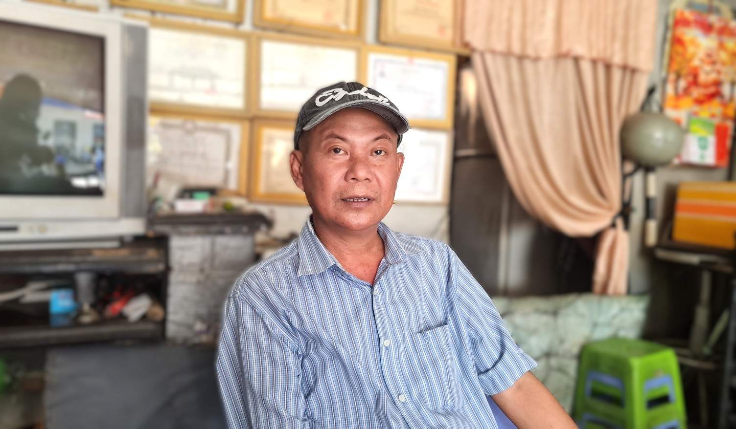Ông Phan Bá Lộc có nhà trong dự án suốt 30 năm nay không dám sửa chữa nhà vì nằm trong quy hoạch hiện căn nhà xuống cấp có thể sập bất cứ lúc nào. Ảnh: Nhật Hồ.