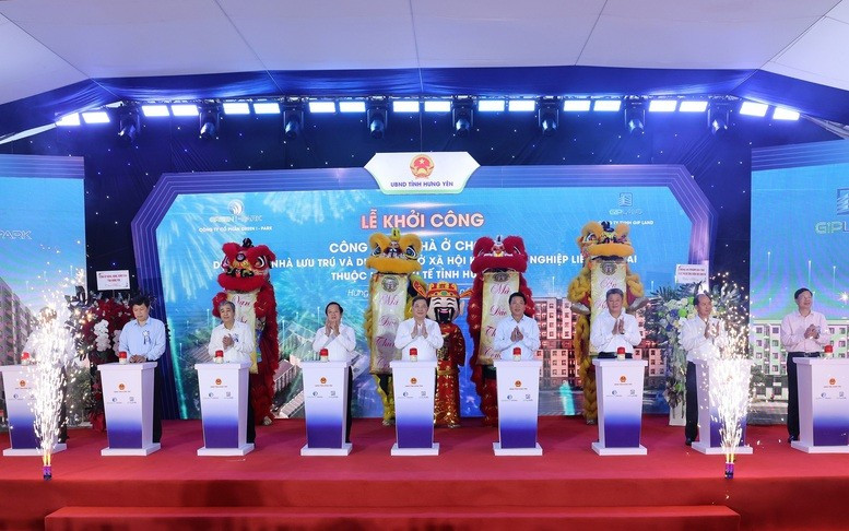 Phó Thủ tướng Thường trực Phạm Gia Túc và các đại biểu thực hiện nghi thức khởi công Dự án đầu tư xây dựng Khu nhà ở xã hội phục vụ công nhân, người lao động Khu công nghiệp Liên Hà Thái - Ảnh: VGP
