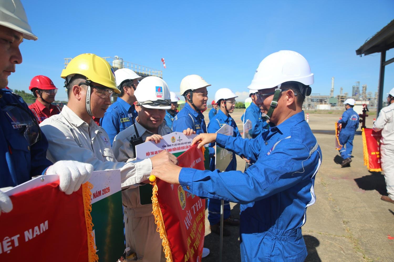 Nâng cao tay nghề và bản lĩnh trong bảo đảm an toàn NMLD Dung Quất Nâng cao tay nghề và bản lĩnh trong bảo đảm an toàn NMLD Dung Quất