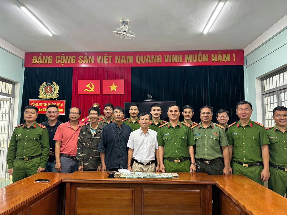 Lãnh đạo địa phương và lực lượng Công an chia tay ông Toán và người thân, đồng thời gửi lời chúc gia đình luôn mạnh khoẻ 1783047038547-6556132610813970060-g9222862267646796174-b2b5fdba0d9f10a6fefc0cc9f186a5f9.jpg