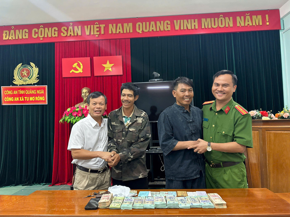 Ông Trần Quốc Huy và Thiếu tá Nguyễn Văn Hạnh trực tiếp bàn giao công dân thất lạc và tài sản cho người nhà (ảnh ĐVCC) 1783047051712-6556132610813970060-g9222862267646796174-738fa5159ac05ca20502674abbaa30fe.jpg