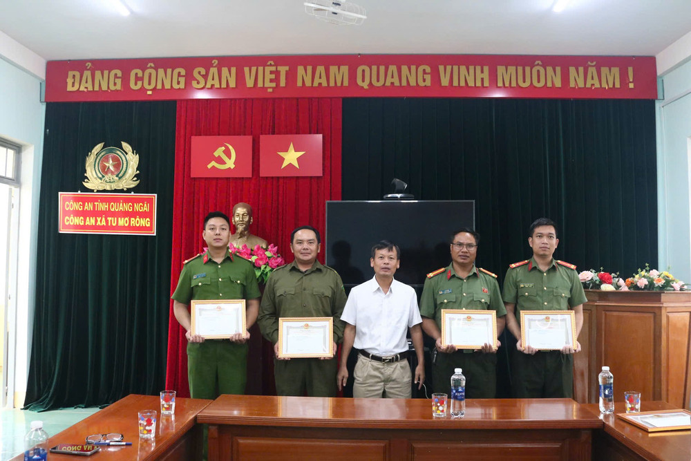 Chủ tịch UBND xã đã quyết định thưởng nóng cho các tập thể và cá nhân Công an xã Tu Mơ Rông (ảnh ĐVCC) 1783050063242-6556132610813970060-g9222862267646796174-225be30d109ebf128fb8607bea5ced3d.jpg