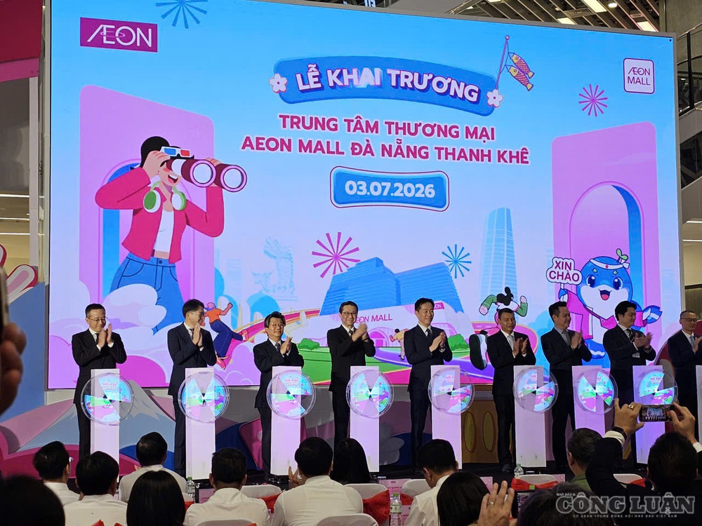 Các đại biểu thực hiện nghi thức ấn nút khai trương. Ảnh: Thanh Hải clo_br_ao.jpg