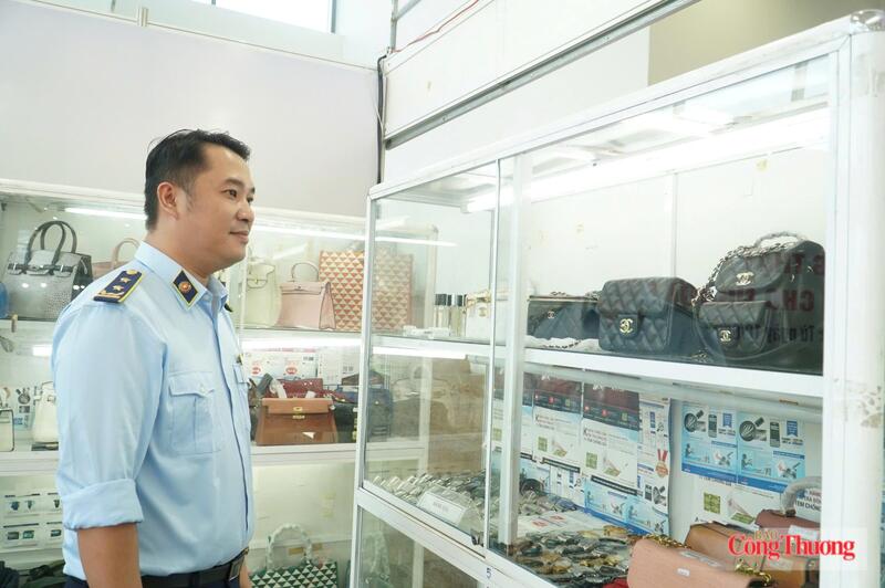Gian hàng 'Hàng thật - Hàng giả' tại Hội chợ hàng Việt Đà Nẵng năm 2026 giúp người tiêu dùng nhận biết sự khác nhau về bao bì, nhãn mác và dấu hiệu nhận diện sản phẩm
