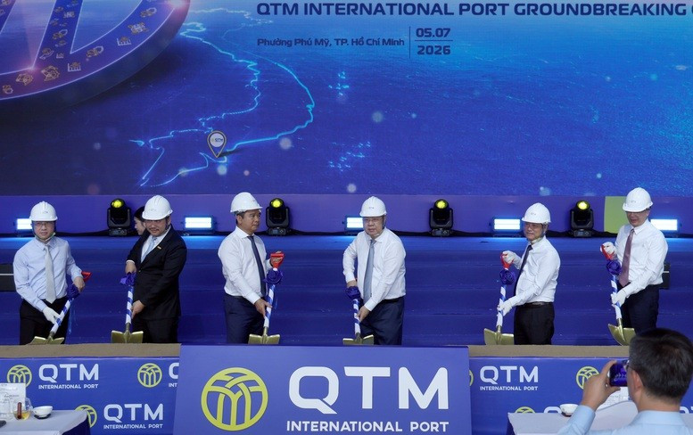 Phó Thủ tướng Thường trực Phạm Gia Túc cùng các đại biểu thực hiện nghi thức khởi công Cảng quốc tế QTM - Ảnh: VGP