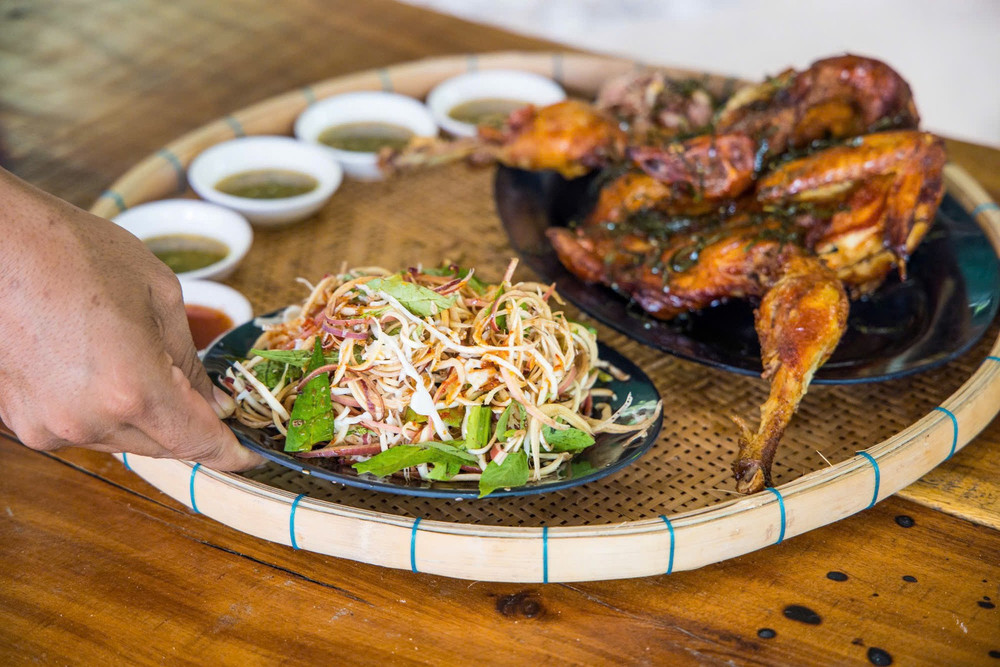 Món Bò tươi nhúng giấm cùng món Gà đốt là một trong những món ăn nổi tiếng tại điểm du lịch (Ảnh:Trí Trần) Món Bò tươi nhúng giấm cùng món Gà đốt là một trong những món ăn nổi tiếng tại điểm du lịch (Ảnh:Trí Trần)