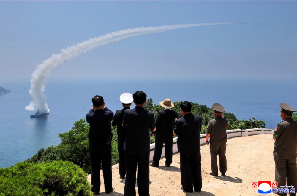 Ông Kim Jong Un thị sát vụ phóng tên lửa hành trình từ tàu khu trục mới. Ảnh: KCNA screenshot-2026-07-05-at-064633.jpg