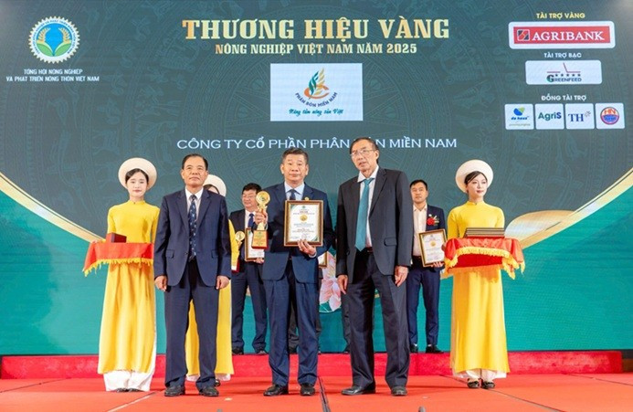 Phân bón Miền Nam vinh dự nhận danh hiệu “Thương hiệu Vàng Nông nghiệp Việt Nam 2025” img-7273.jpg