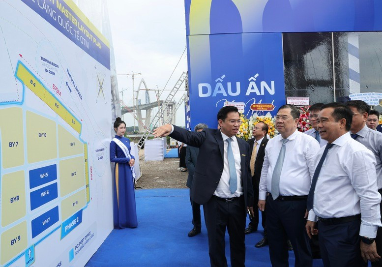 Phó Thủ tướng Thường trực Phạm Gia Túc xem bản đồ dự án Cảng quốc tế QTM. Ảnh: VGP
