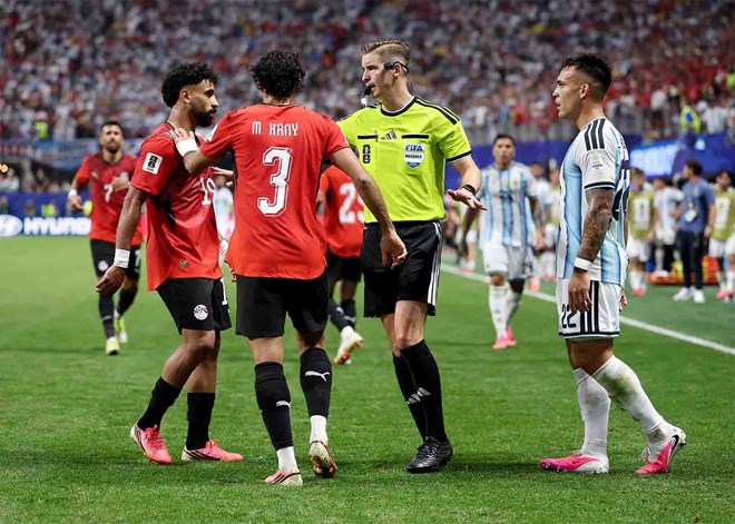Trọng tài nghiêm khắc nhưng đã đúng khi từ chối bàn thắng của Ai Cập trước Argentina