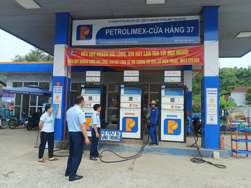 Đội Quản lý thị trường số 7 (Chi cục Quản lý thị trường tỉnh Thái Nguyên) giám sát hoạt động kinh doanh xăng dầu tại một cửa hàng xăng dầu trên địa bàn tỉnh. Ảnh: Chi cục Quản lý thị trường tỉnh Thái Nguyên