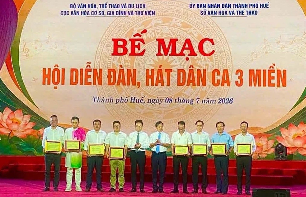 Ban tổ chức trao Huy chương Vàng cho các tiết mục xuất sắc tại Hội diễn “Đàn, hát dân ca 3 miền”. Ảnh: BTC 1dca1.jpg