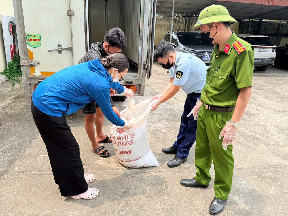 Số lòng lợn phát hiện đang phân hủy, bốc mùi hôi thối. Ảnh: Chi cục Quản lý thị trường tỉnh Hưng Yên h.jpg