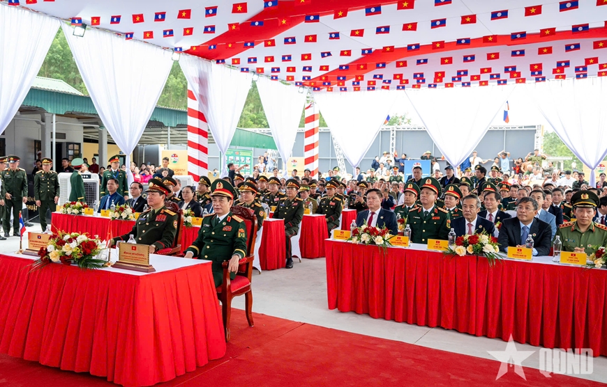 Phó thủ tướng, Bộ trưởng Bộ Quốc phòng Việt Nam - Lào giao lưu cùng nhân dân biên giới