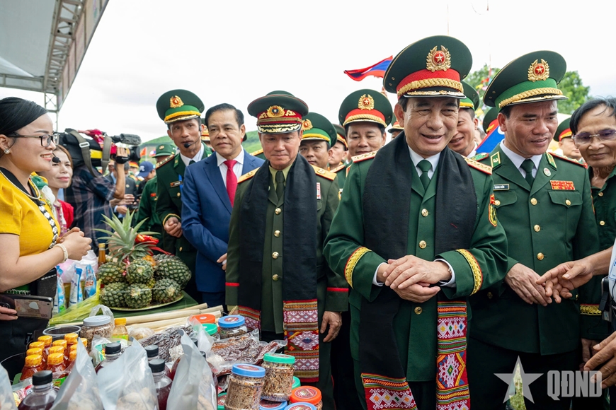 Phó thủ tướng, Bộ trưởng Bộ Quốc phòng Việt Nam - Lào giao lưu cùng nhân dân biên giới