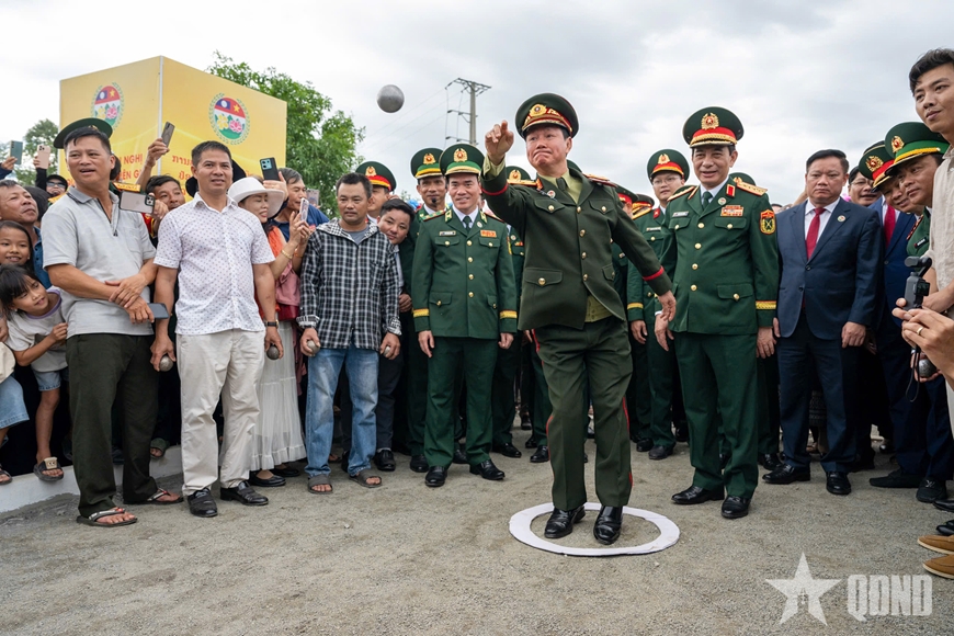 Phó thủ tướng, Bộ trưởng Bộ Quốc phòng Việt Nam - Lào giao lưu cùng nhân dân biên giới
