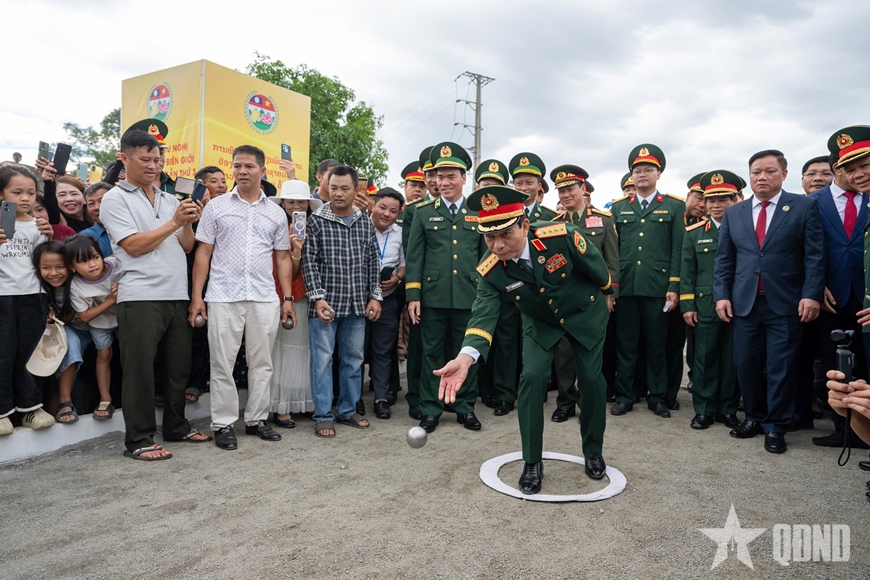 Phó thủ tướng, Bộ trưởng Bộ Quốc phòng Việt Nam - Lào giao lưu cùng nhân dân biên giới