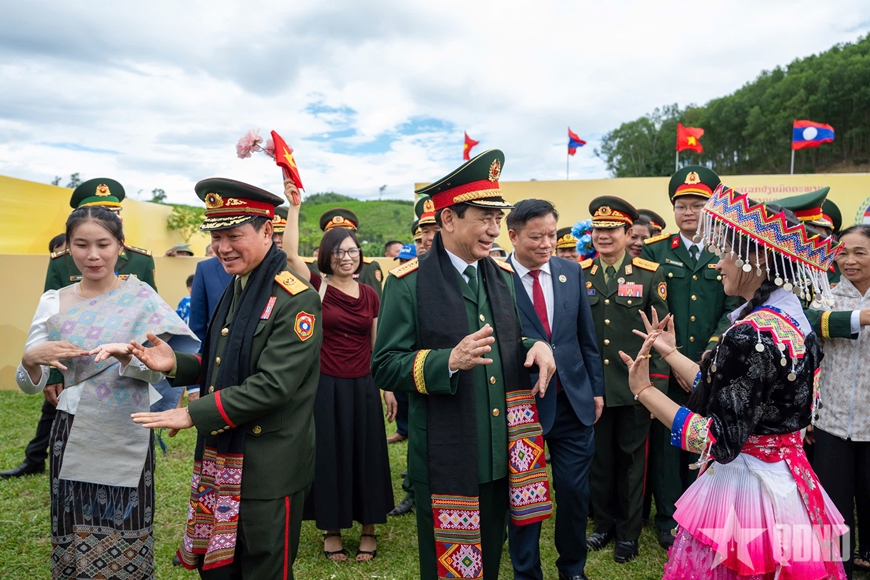 Phó thủ tướng, Bộ trưởng Bộ Quốc phòng Việt Nam - Lào giao lưu cùng nhân dân biên giới