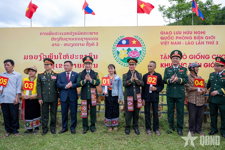 Phó thủ tướng, Bộ trưởng Bộ Quốc phòng Việt Nam - Lào giao lưu cùng nhân dân biên giới